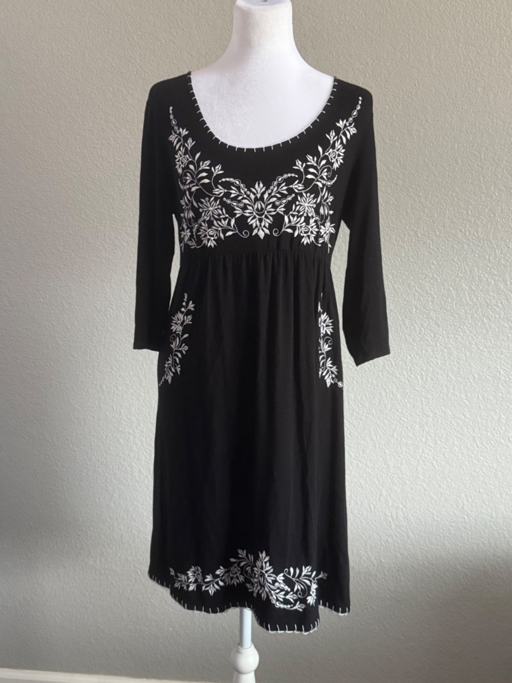 Chelsea & Theodore embroidered Black/White knit dress Size Medium Petite - Picture 2 of 9